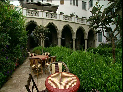 潘带着柳条家具穿过庭院离开了洛杉矶日落大道夏蒙特酒店视频素材