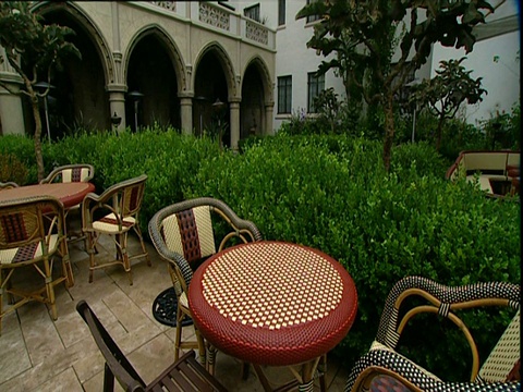 倾斜到酒店Chateau Marmont日落大道洛杉矶庭院区域视频素材