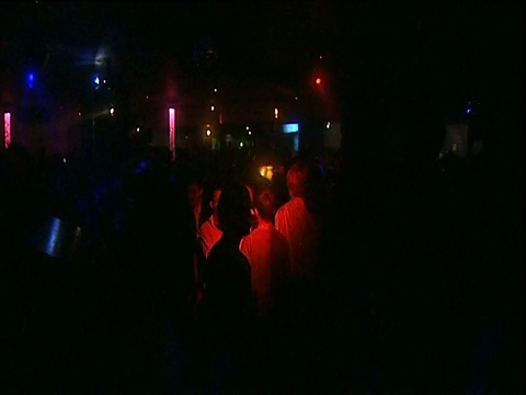 一群人在英国夜总会的彩灯下跳舞视频下载