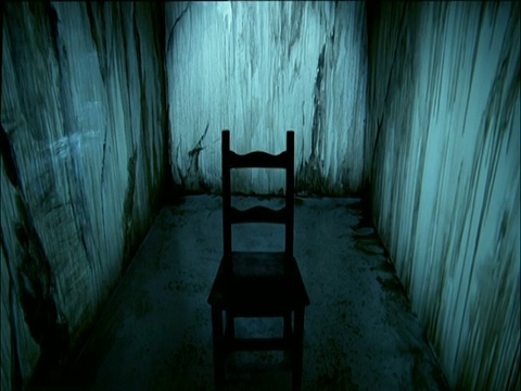 起重机下来，过去的悬挂照明灯泡和单椅子在重建酷刑牢房视频下载