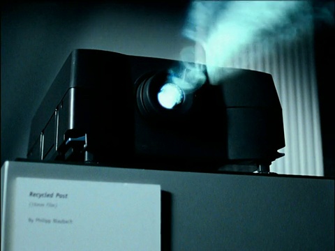 烟雾透过放映机的光束视频下载