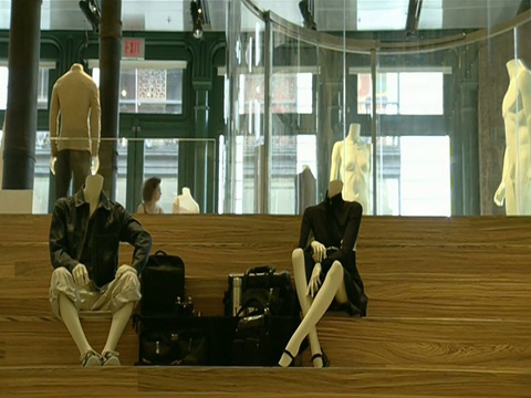 从玻璃电梯向下倾斜，看到陈列在纽约时装精品店木制台阶上的一排排女鞋视频下载