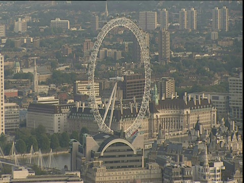 从伦敦眼的BT塔俯瞰建筑物视频下载