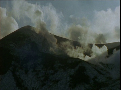 潘离开了冒着蒸汽的火山，新不列颠，巴布亚新几内亚视频下载