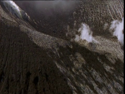 新不列颠，巴布亚新几内亚，火山冒着热气的火山口视频素材