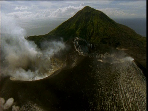 经过冒着蒸汽的火山口，新不列颠，巴布亚新几内亚视频素材