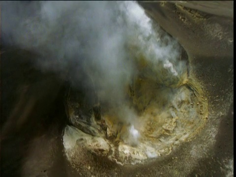 在火山冒着蒸汽的火山口周围，然后上升到蒸汽云，新不列颠，巴布亚新几内亚视频下载