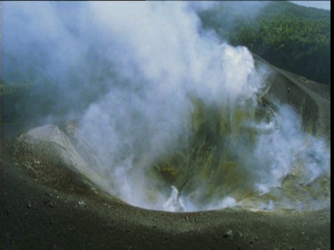 在新不列颠，巴布亚新几内亚，经过冒着蒸汽的火山口和火山灰的斜坡视频下载