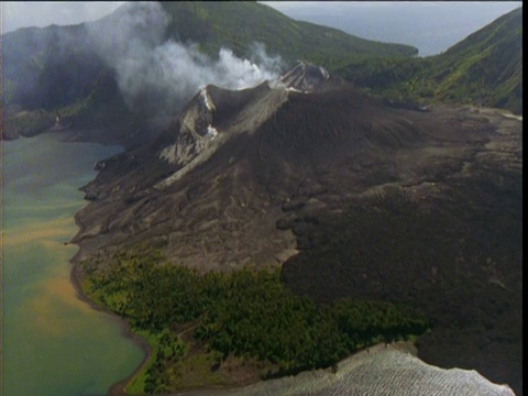 巴布亚新几内亚新不列颠海岸上冒着蒸汽的火山和熔岩场视频下载