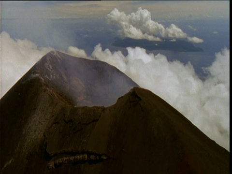 在新不列颠，巴布亚新几内亚，巨大的火山冒着蒸汽的火山口周围行驶视频下载