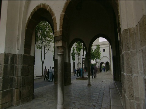 大街上的拱门，人们走过卡萨布兰卡视频素材