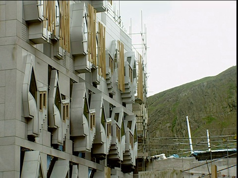 爱丁堡新苏格兰议会大厦一侧的独特形状的窗户正在建设中视频素材