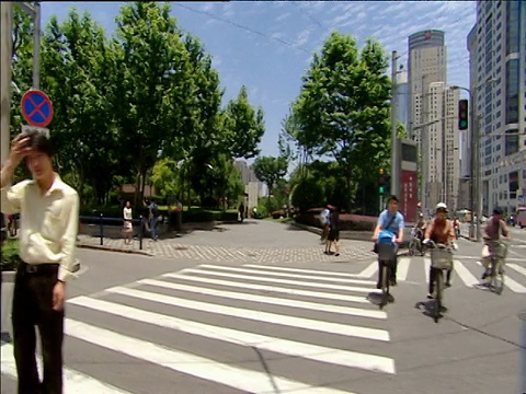 车道左通过繁忙的交通自行车和行人路口上海视频素材