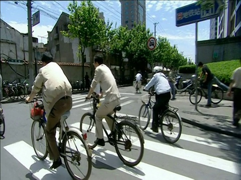 沿着上海街头留下的车道，跟着男人骑自行车视频素材