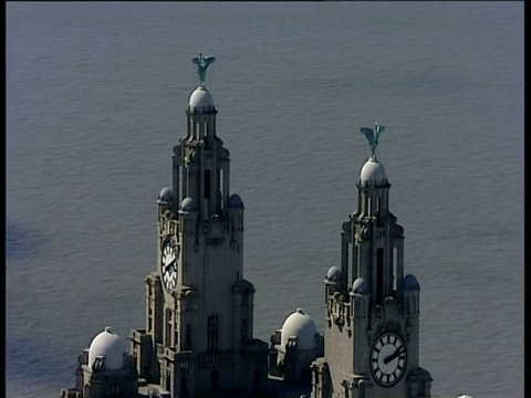 在利物浦的背景中，围绕着莫西河的两座塔视频素材