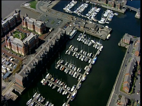 向前追踪停泊在利物浦不伦瑞克码头的船只视频素材
