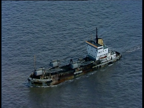 正好经过利物浦默西河口的一艘挖泥船视频素材