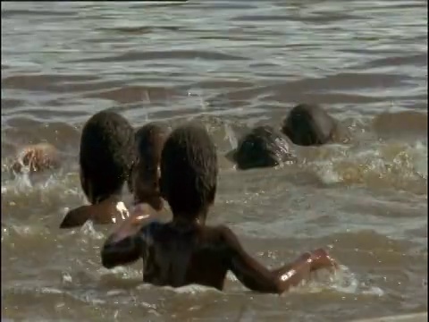 在巴布亚新几内亚的塞匹克河，孩子们嬉水嬉戏视频下载