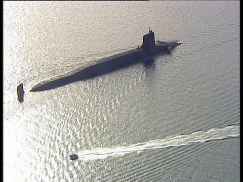 跟踪在HMS Vanguard(三叉戟潜艇)克莱德湾附近视频下载