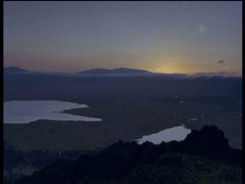 潘横跨湖泊和广阔的恩戈罗戈罗火山口坦桑尼亚视频下载