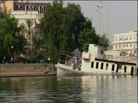 从船伊拉克沿着巴士拉的水道视频下载