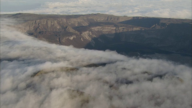 追踪过去的云在塞拉尼格拉伊莎贝拉岛火山口边缘。视频下载