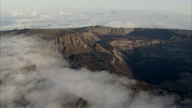 追踪过去的云在塞拉尼格拉，伊莎贝拉岛，加拉帕戈斯火山口边缘。视频下载