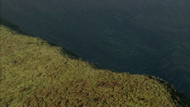沿着火山口的边缘向后追踪，伊莎贝拉，加拉帕戈斯群岛。视频下载