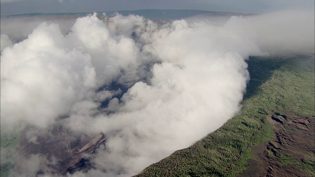 加拉帕戈斯群岛费尔南迪纳火山拉坎布里火山的云填充火山口边缘。视频下载