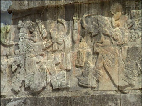 玛雅废墟在晴朗的日子和蓝天。墙壁上的石头结构和雕刻。奇琴伊察视频下载