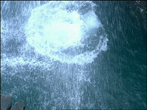 奎布拉达悬崖潜水员从岩面跳入大海墨西哥视频下载