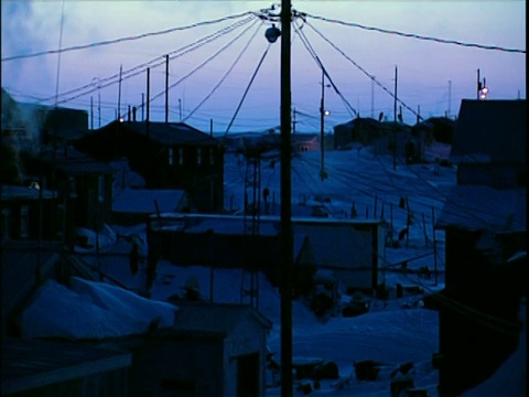 潘在黄昏的阿拉斯加穿过北极村庄视频下载