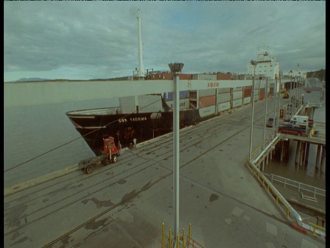 集装箱船停靠在阿拉斯加安克雷奇港视频下载