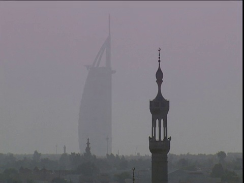 阿拉伯塔在阴霾笼罩的迪拜城市上空视频素材
