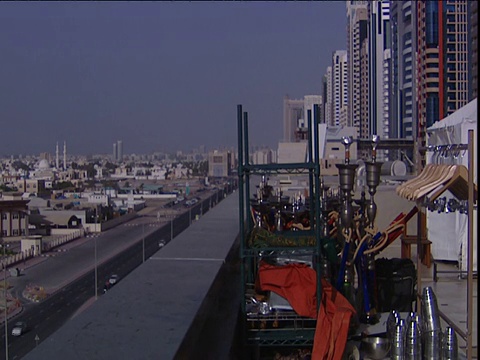 水烟管堆叠在酒店屋顶俯瞰城市迪拜视频素材