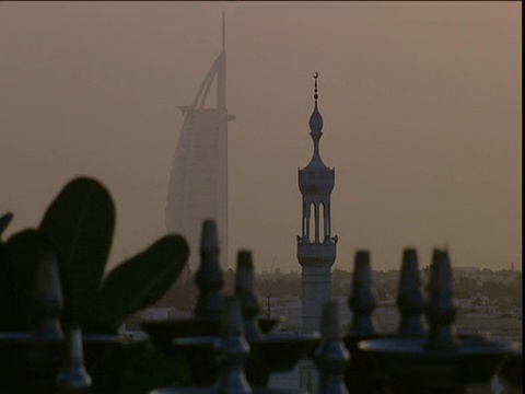 水烟管堆放在迪拜Burj al Arab咖啡馆的屋顶上视频素材