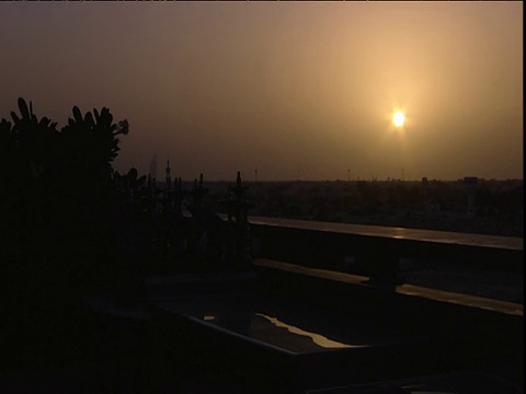 夕阳下的迪拜屋顶剪影视频素材
