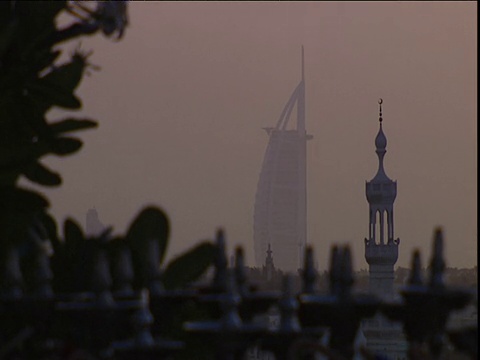 水烟管堆叠在屋顶酒店咖啡厅俯瞰迪拜帆船酒店视频素材