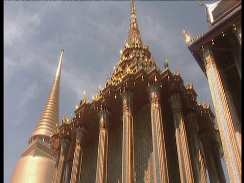 向下倾斜东方寺庙到小佛像在基地曼谷视频下载