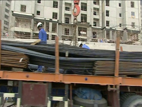 轨道左边经过繁忙的建筑工地迪拜视频素材