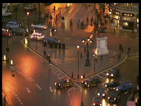 关注伦敦特拉法加广场十字路口的交通流量视频素材