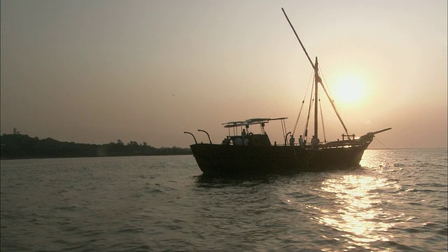 在日落时向渔船方向前进高清可用。视频下载
