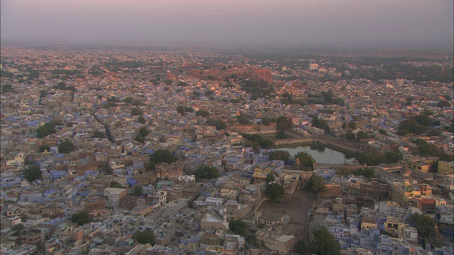 在拉贾斯坦邦的斋浦尔，夕阳下的巨大城市的屋顶上。视频下载