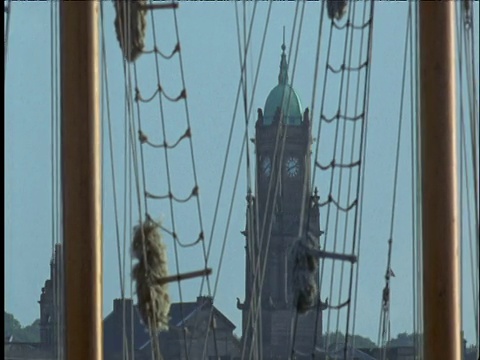 高高的船桅和索具经过钟楼视频素材