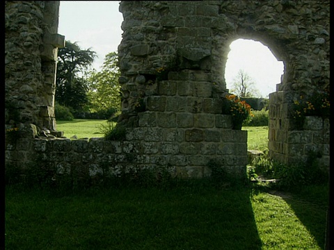 阳光透过破墙的门和窗照进Jervaulx修道院视频素材