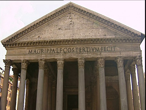 万神殿的屋顶和拉丁碑文倾斜成高高的柱子，游客们在罗马下面的鹅卵石街道上视频下载