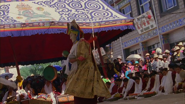 佛教僧侣穿着精致的服装在游行中进行仪式高清版。视频素材