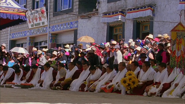 潘留下的佛教僧侣穿着长袍观看游行高清版。视频素材