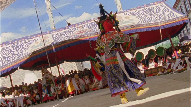 佛教僧侣在精心制作的服装舞蹈在游行提供高清。视频下载