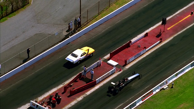 两辆汽车在跑道上比赛。高清。视频下载
